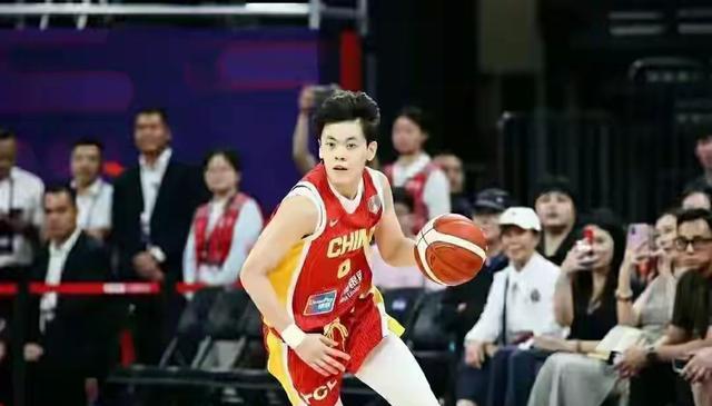 在球场上她 在球场上她