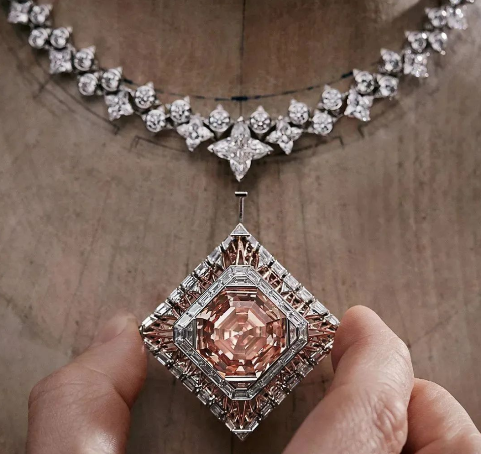 获此殊荣的, 令人欣喜的 获此殊荣的, 令人欣喜的